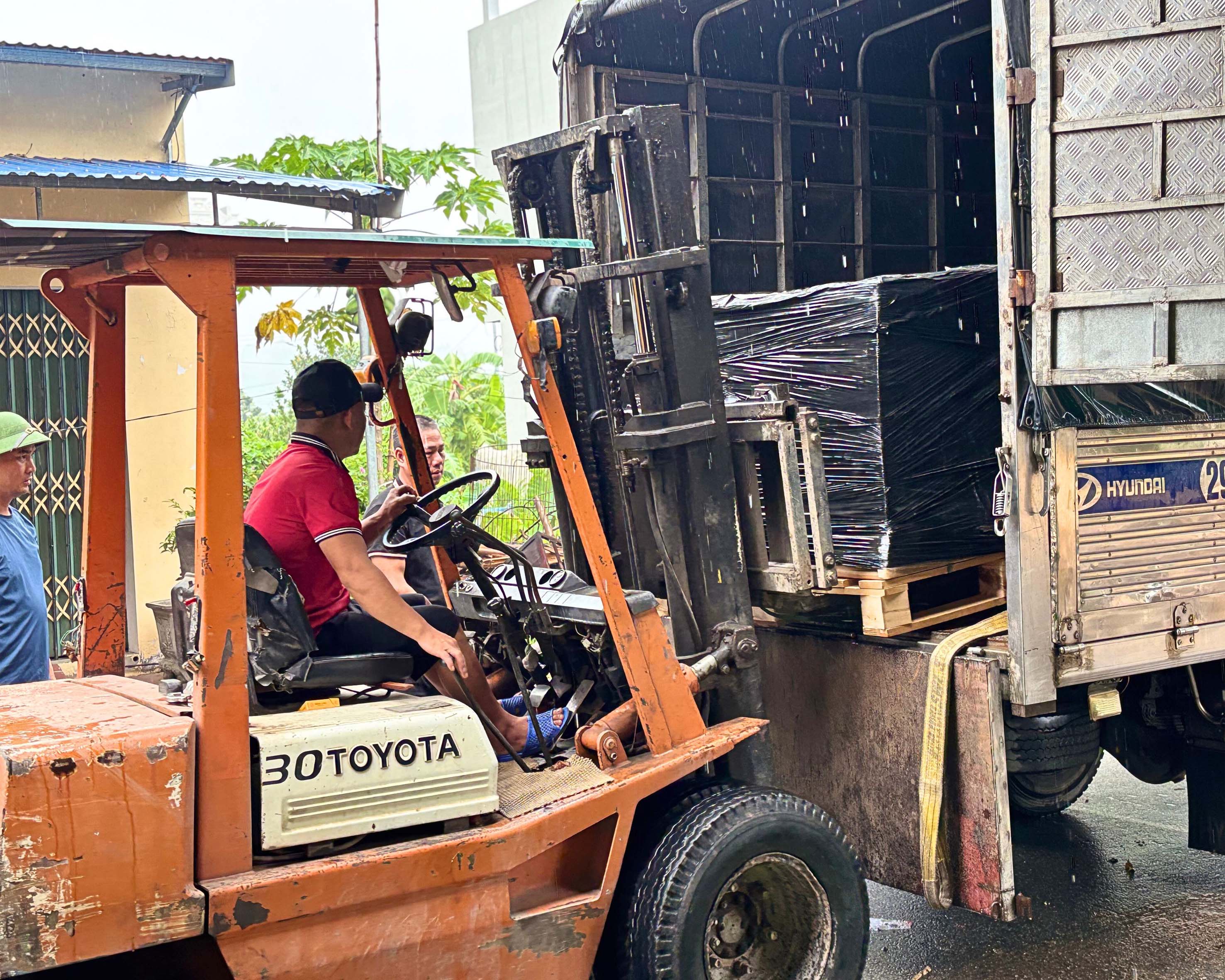 Những Buổi Sáng Tấp Nập Xuất Nhập Hàng Hóa Tại Công Ty Thái Tập