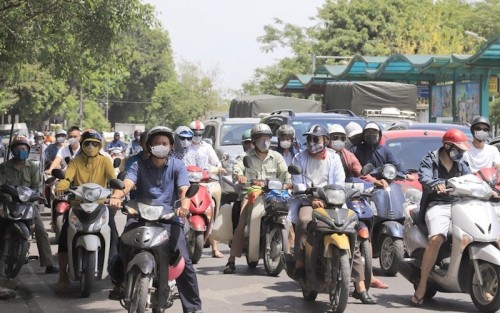 Hà Nội đẩy nhanh lộ trình hạn chế xe máy khu vực nội đô, chuyển đổi xe máy chạy xăng sang xe điện.