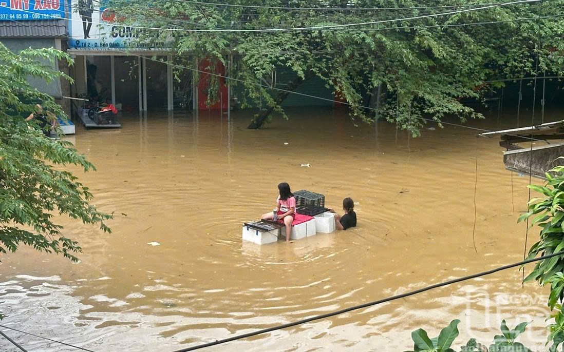 Cứu hộ lũ lụt xuyên đêm tại Thái Nguyên - Nguồn báo Tiền Phong