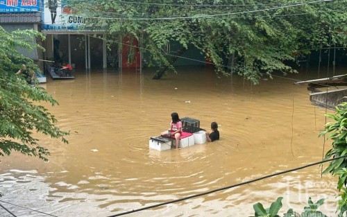 Cứu hộ lũ lụt xuyên đêm tại Thái Nguyên - Nguồn báo Tiền Phong